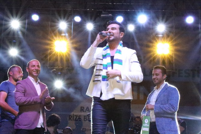 rize-belediyesi-30.-uluslararasi-rize-cay,-turizm-ve-yaz-sporlari-festivalini-rizeli-sanatci-gokhan-tepe-konseri-ile-sona-erdirdi-(10).jpg