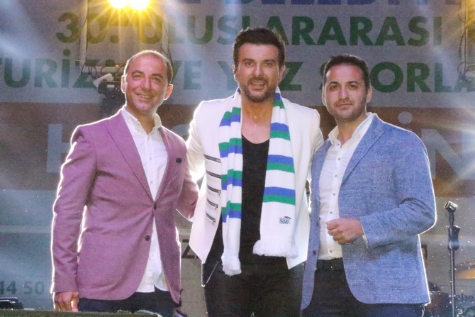 rize-belediyesi-30.-uluslararasi-rize-cay,-turizm-ve-yaz-sporlari-festivalini-rizeli-sanatci-gokhan-tepe-konseri-ile-sona-erdirdi-(11).jpg