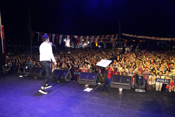 rize-belediyesi-30.-uluslararasi-rize-cay,-turizm-ve-yaz-sporlari-festivalini-rizeli-sanatci-gokhan-tepe-konseri-ile-sona-erdirdi-(15).jpg