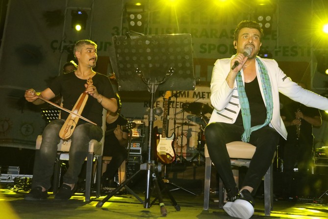 rize-belediyesi-30.-uluslararasi-rize-cay,-turizm-ve-yaz-sporlari-festivalini-rizeli-sanatci-gokhan-tepe-konseri-ile-sona-erdirdi-(17).jpg
