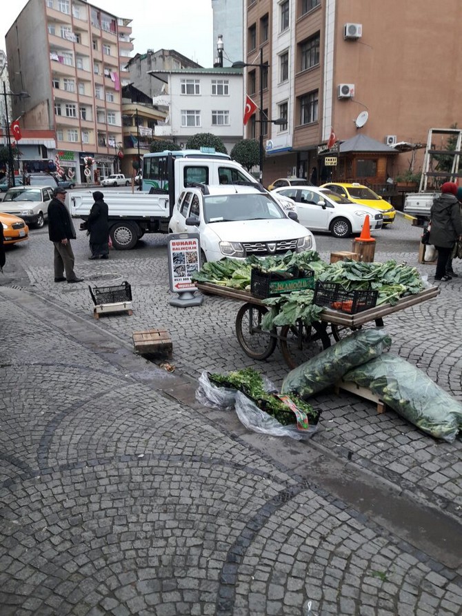 rize-belediyesi-anayolu-trafige-kapadi-semt-pazari-kurdu-(1).jpg
