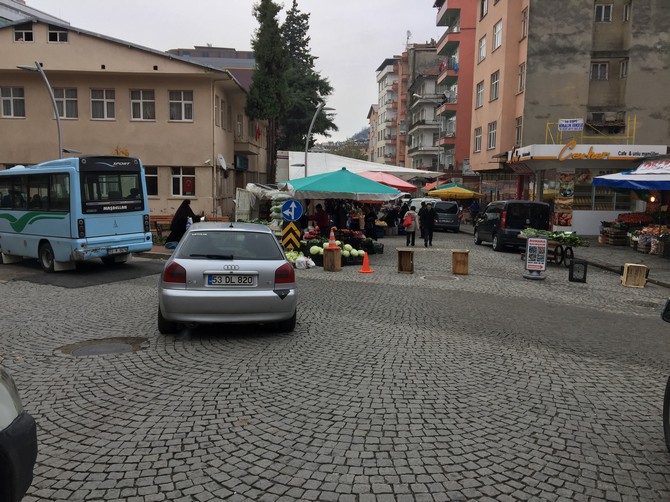rize-belediyesi-anayolu-trafige-kapadi-semt-pazari-kurdu-(2).jpg