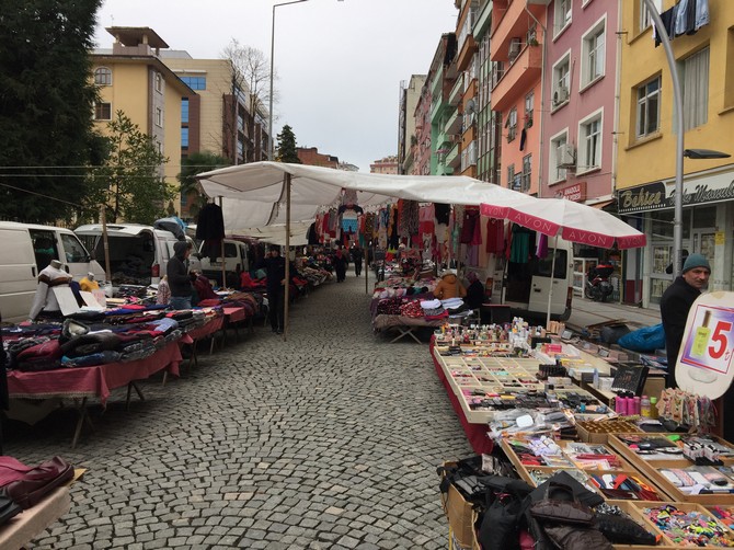 rize-belediyesi-anayolu-trafige-kapadi-semt-pazari-kurdu-(6).jpg