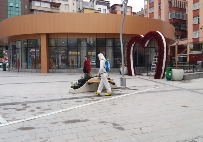 rize-belediyesi-dezenfekte-calismalarina-araliksiz-devam-ediyor-(4).jpg
