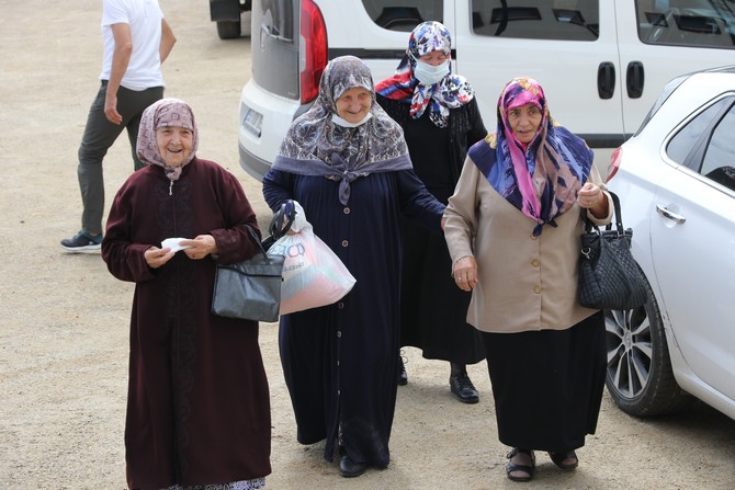 rize-belediyesi-dilruba-bulusmalari-adini-verdigi-proje-kapsaminda-disariya-cikma-imkani-olmayan-yasli-ve-engelli-vatandaslari-evlerinden-alip-gezinti-yaptiriyor-ardindan-tekrar-evlerine-birakiyor-2.jpg