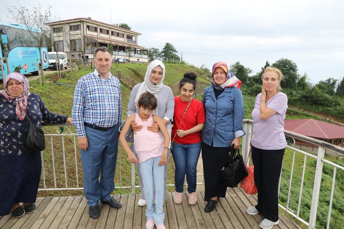 rize-belediyesi-dilruba-bulusmalari-adini-verdigi-proje-kapsaminda-disariya-cikma-imkani-olmayan-yasli-ve-engelli-vatandaslari-evlerinden-alip-gezinti-yaptiriyor-ardindan-tekrar-evlerine-birakiyor-5.jpg