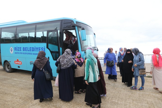 rize-belediyesi-dilruba-bulusmalari-adini-verdigi-proje-kapsaminda-disariya-cikma-imkani-olmayan-yasli-ve-engelli-vatandaslari-evlerinden-alip-gezinti-yaptiriyor-ardindan-tekrar-evlerine-birakiyor-6.jpg