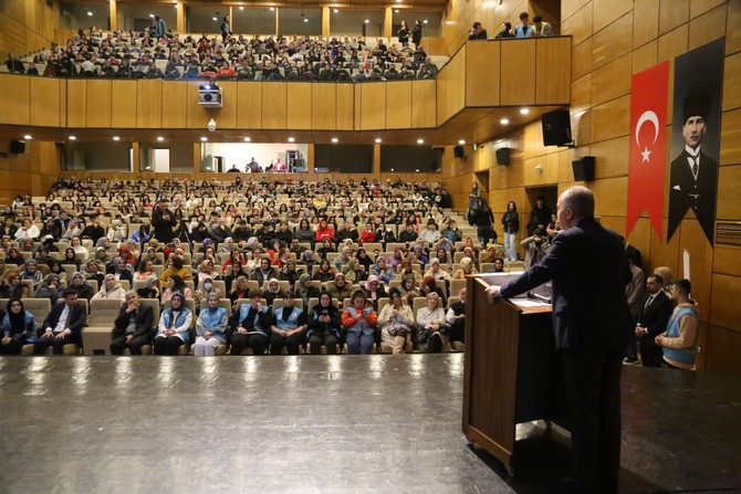 rize-belediyesi-genclik-merkezi-ve-bilgi-evi-ribegem-tarafindan-egitimci-yazar-dilek-cesurun-sunumuyla-sabirli-aileler-mutlu-cocuklar-konulu-konferans-duzenlendi-5.jpg