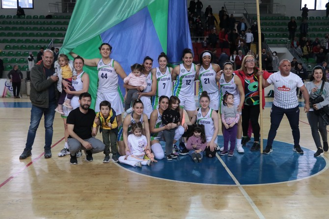 rize-belediyesi-kadin-basketbol-takimi-play-off-ceyrek-finalinde-uludag-basket-nbsdyi-74-65-maglup-ederek-yari-finale-yukseldi-2.jpg