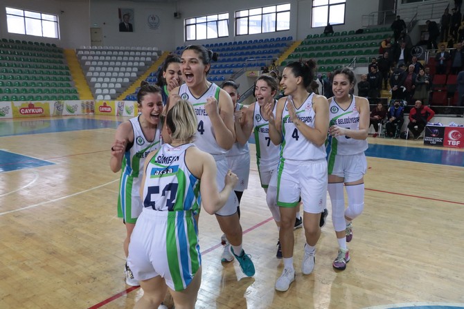rize-belediyesi-kadin-basketbol-takimi-play-off-ceyrek-finalinde-uludag-basket-nbsdyi-74-65-maglup-ederek-yari-finale-yukseldi-3-001.jpg