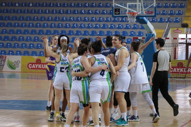 rize-belediyesi-kadin-basketbol-takimi-play-off-ceyrek-finalinde-uludag-basket-nbsdyi-74-65-maglup-ederek-yari-finale-yukseldi-4.jpg