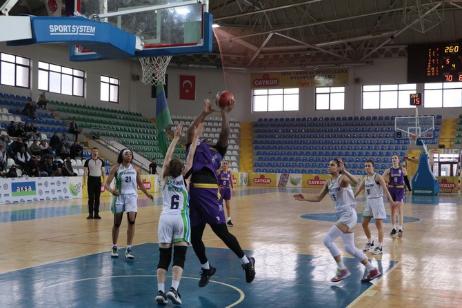 rize-belediyesi-kadin-basketbol-takimi-play-off-ceyrek-finalinde-uludag-basket-nbsdyi-74-65-maglup-ederek-yari-finale-yukseldi-5.jpg