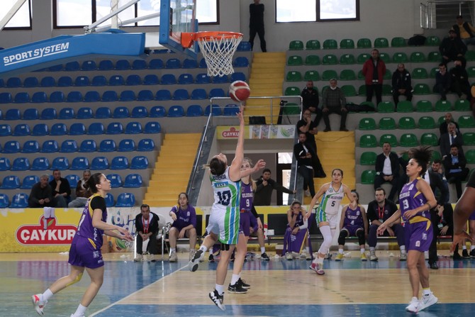 rize-belediyesi-kadin-basketbol-takimi-play-off-ceyrek-finalinde-uludag-basket-nbsdyi-74-65-maglup-ederek-yari-finale-yukseldi-6.jpg