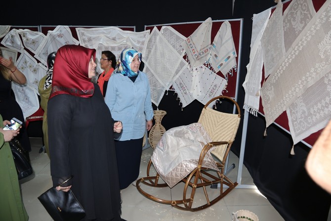 rize-belediyesi-kadin-kultur-merkezi--mesleki-egitim-birimi-ve-kadin-kultur-ve-sanat-merkezi-tarafindan-duzenlenen-donem-sonu-sergisi-ismail-kahraman-kultur-merkezi-salonunda-acildi-(17).jpg