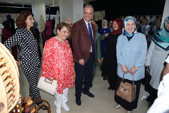 rize-belediyesi-kadin-kultur-merkezi--mesleki-egitim-birimi-ve-kadin-kultur-ve-sanat-merkezi-tarafindan-duzenlenen-donem-sonu-sergisi-ismail-kahraman-kultur-merkezi-salonunda-acildi-(24).jpg