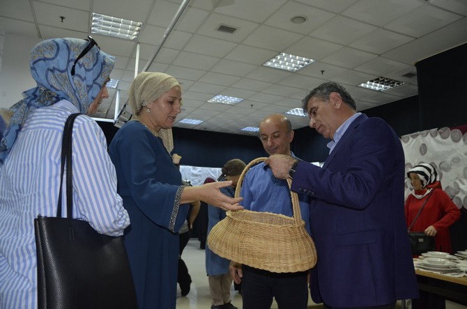 rize-belediyesi-kadin-kultur-merkezi--mesleki-egitim-birimi-ve-kadin-kultur-ve-sanat-merkezi-tarafindan-duzenlenen-donem-sonu-sergisi-ismail-kahraman-kultur-merkezi-salonunda-acildi-(3).jpg