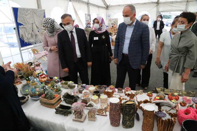 rize-belediyesi-kadin-kultur-merkezi-ve-rize-kadin-kooperatiflerince-el-emegi-goz-nuru-ile-hazirlanan-urunlerin-satisa-sunuldugu-sergi-acildi-10.jpg