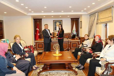 rize-belediyesi-kent-konseyi-kadin-meclisi,-vali-yaziciyi-ziyaret-etti-2.jpg
