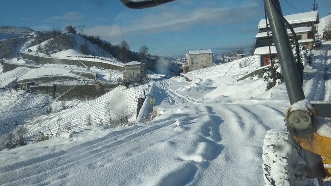rize-belediyesi-kentte-daha-cok-ust-mahallelerde-etkili-olan-kar-yagisinin-ardindan-karla-mucadele-calismalarini-surduruyor-2.jpg