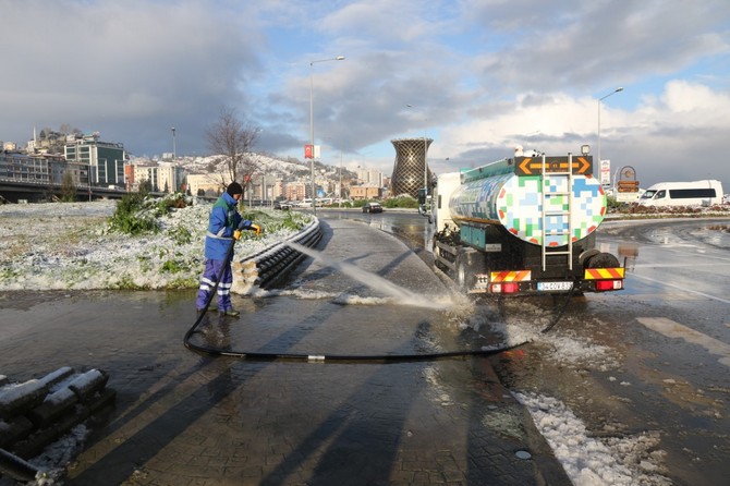 rize-belediyesi-kentte-daha-cok-ust-mahallelerde-etkili-olan-kar-yagisinin-ardindan-karla-mucadele-calismalarini-surduruyor-5.jpg
