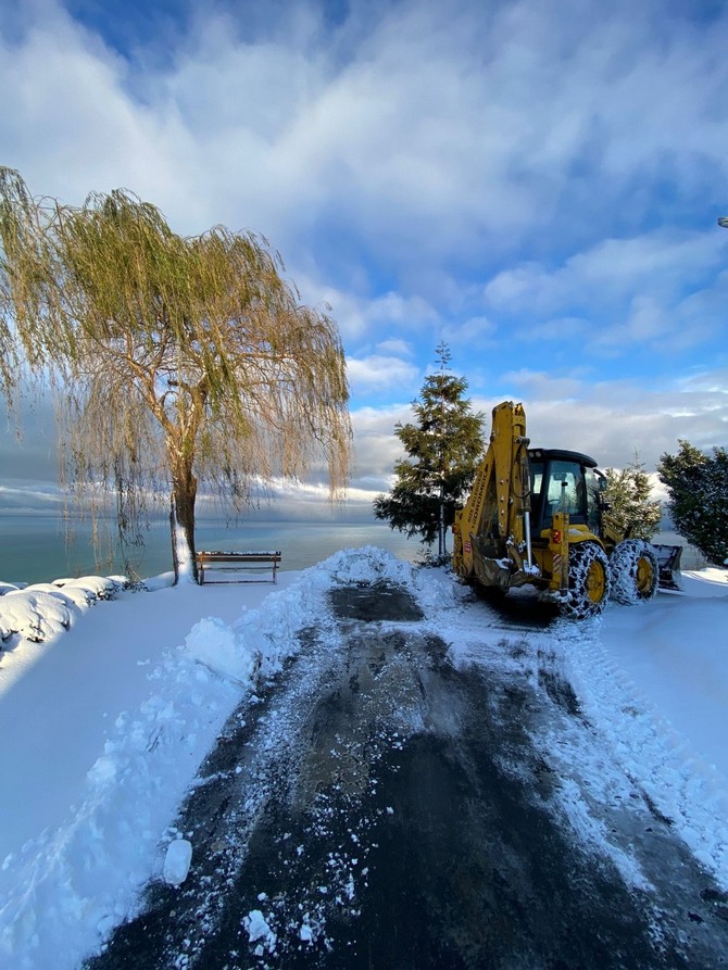 rize-belediyesi-kentte-daha-cok-ust-mahallelerde-etkili-olan-kar-yagisinin-ardindan-karla-mucadele-calismalarini-surduruyor-7.jpg
