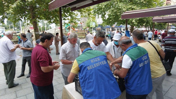 rize-belediyesi-tarafindan-muharrem-ayi-dolayisiyla-2500-kisiye-asure-dagitildi-1.jpg