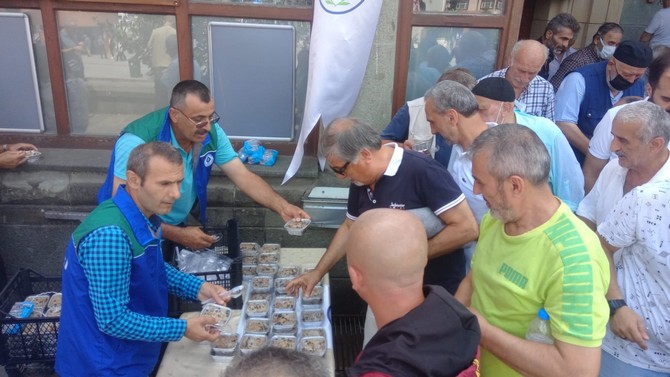 rize-belediyesi-tarafindan-muharrem-ayi-dolayisiyla-2500-kisiye-asure-dagitildi-6.jpg