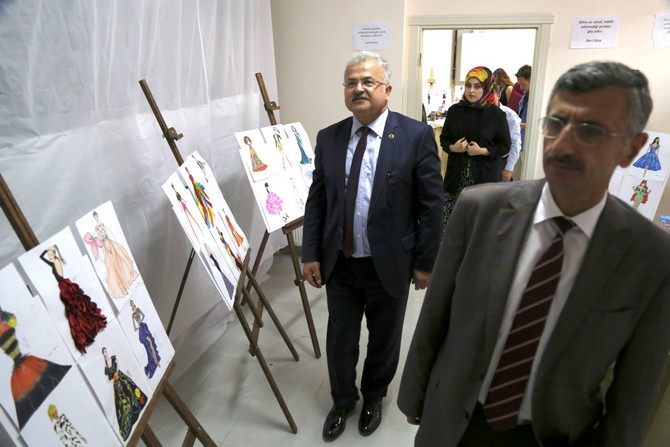 rize-belediyesi-tophane-kadin-kultur-ve-sanat-merkezi’nde-halk-egitim-mudurlugu-tarafindan-duzenlenen-stilistlik-kursunun-sergisi-acildi-(10).jpg