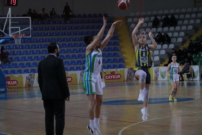 rize-belediyesi-turkiye-kadinlar-basketbol-ligi-play-off-finali-ikinci-macinda-hdi-sigorta-yalova-vipi-76-48-maglup-ederek-seride-2-0-one-gecti-11.jpg