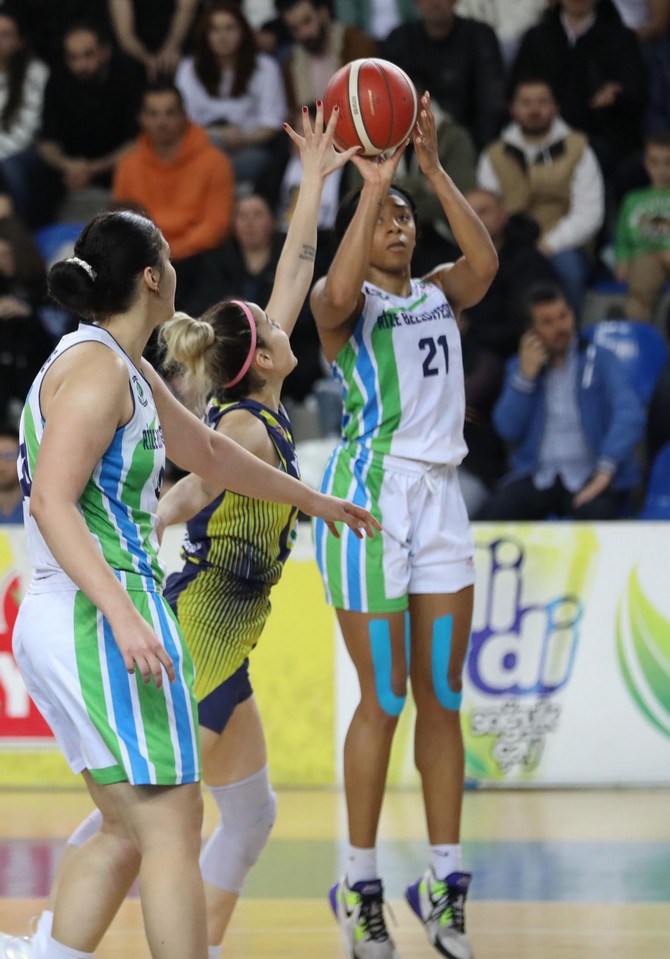 rize-belediyesi-turkiye-kadinlar-basketbol-ligi-play-off-finali-ikinci-macinda-hdi-sigorta-yalova-vipi-76-48-maglup-ederek-seride-2-0-one-gecti-4.jpg
