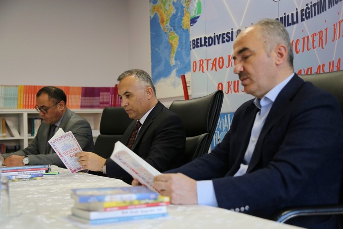 rize-belediyesi-ve-rize-il-milli-egitim-mudurlugu-arasinda-imzalanan-protokol-kapsaminda-400-ogrenci-ve-35-ogretmen-ile-gerceklestirilecek-olan-kitap-okuma-projesinin-tanitimi-gerceklestirildi-16-001.jpg