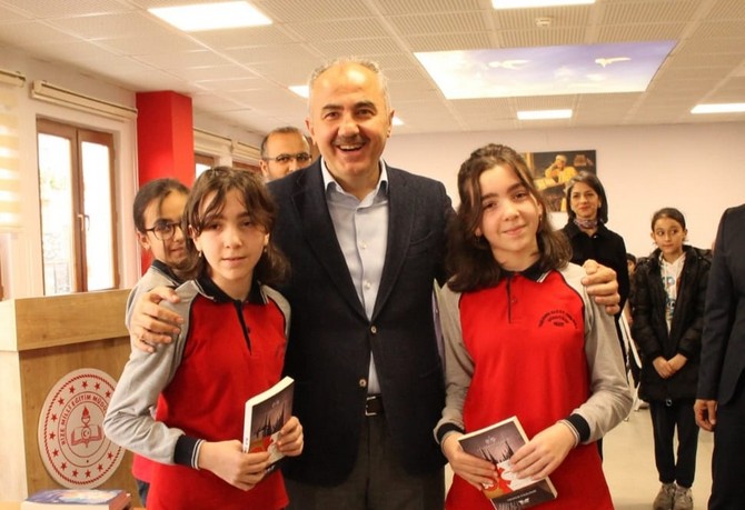 rize-belediyesi-ve-rize-il-milli-egitim-mudurlugu-arasinda-imzalanan-protokol-kapsaminda-400-ogrenci-ve-35-ogretmen-ile-gerceklestirilecek-olan-kitap-okuma-projesinin-tanitimi-gerceklestirildi-18.jpg