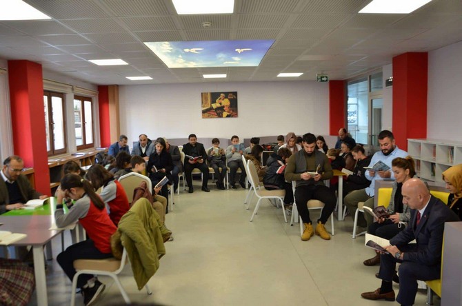 rize-belediyesi-ve-rize-il-milli-egitim-mudurlugu-arasinda-imzalanan-protokol-kapsaminda-400-ogrenci-ve-35-ogretmen-ile-gerceklestirilecek-olan-kitap-okuma-projesinin-tanitimi-gerceklestirildi-3-001.jpg