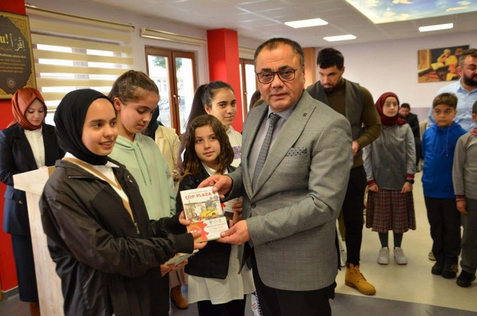 rize-belediyesi-ve-rize-il-milli-egitim-mudurlugu-arasinda-imzalanan-protokol-kapsaminda-400-ogrenci-ve-35-ogretmen-ile-gerceklestirilecek-olan-kitap-okuma-projesinin-tanitimi-gerceklestirildi-4.jpg