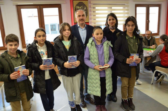 rize-belediyesi-ve-rize-il-milli-egitim-mudurlugu-arasinda-imzalanan-protokol-kapsaminda-400-ogrenci-ve-35-ogretmen-ile-gerceklestirilecek-olan-kitap-okuma-projesinin-tanitimi-gerceklestirildi-5.jpg