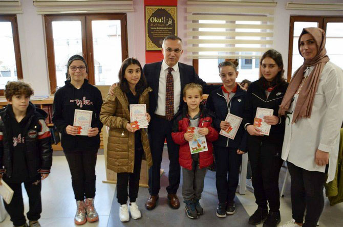 rize-belediyesi-ve-rize-il-milli-egitim-mudurlugu-arasinda-imzalanan-protokol-kapsaminda-400-ogrenci-ve-35-ogretmen-ile-gerceklestirilecek-olan-kitap-okuma-projesinin-tanitimi-gerceklestirildi-8.jpg