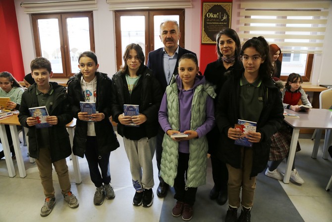 rize-belediyesi-ve-rize-il-milli-egitim-mudurlugu-arasinda-imzalanan-protokol-kapsaminda-400-ogrenci-ve-35-ogretmen-ile-gerceklestirilecek-olan-kitap-okuma-projesinin-tanitimi-gerceklestirildi-9.jpg