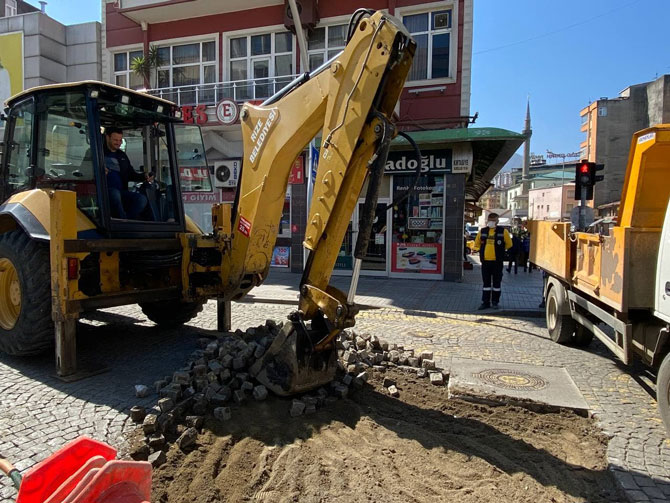 rize-belediyesi-ve-tokinin-kentsel-donusum-calismalari-cercevesinde-yikilan-alanlarda-ise-hafriyat-temizlik-islemleri-devam-ediyor.-ayrica,-belediye-ekipleri-kentte-altyapi-hizmetleri-kapsaminda-calismalar-(.jpg