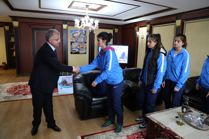 rize-belediyesi-yildiz-bayan-basketbol-takimindan-resat-kasapa-ziyaret-1.jpg