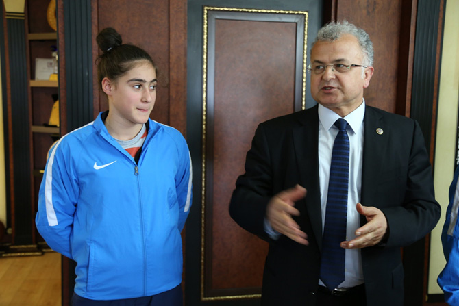 rize-belediyesi-yildiz-bayan-basketbol-takimindan-resat-kasapa-ziyaret-2.jpg