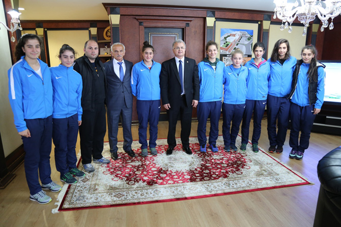 rize-belediyesi-yildiz-bayan-basketbol-takimindan-resat-kasapa-ziyaret-3.jpg