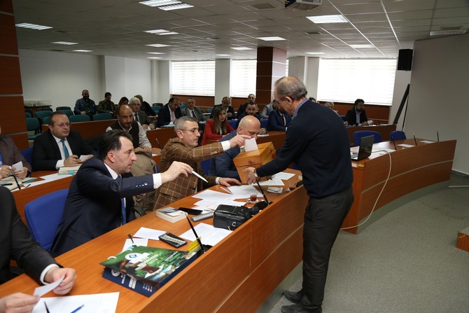 rize-belediyesinde-baskan-degisikliginin-ardindan-26.-donemin-ilk-meclis-toplantisi-belediye-baskani-rahmi-metin-baskanliginda-yapildi-(4).jpg