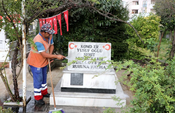 rize-belediyesinde-gorevli-cevre-temizlik-iscisi-yasin-ismailoglu,-dort-yildir-her-persembe-gunu-gonullu-olarak-sehir-merkezindeki-sehit-mezarlarini-temizliyor-(2).jpg