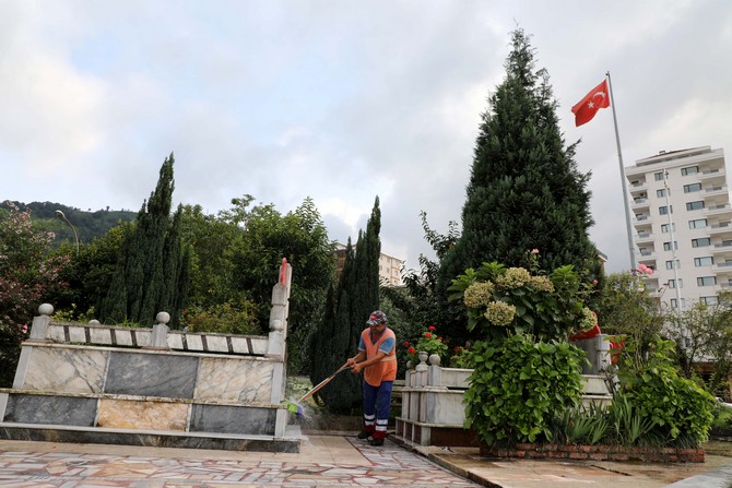 rize-belediyesinde-gorevli-cevre-temizlik-iscisi-yasin-ismailoglu,-dort-yildir-her-persembe-gunu-gonullu-olarak-sehir-merkezindeki-sehit-mezarlarini-temizliyor-(3).jpg
