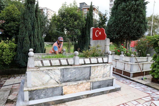rize-belediyesinde-gorevli-cevre-temizlik-iscisi-yasin-ismailoglu,-dort-yildir-her-persembe-gunu-gonullu-olarak-sehir-merkezindeki-sehit-mezarlarini-temizliyor-(4).jpg
