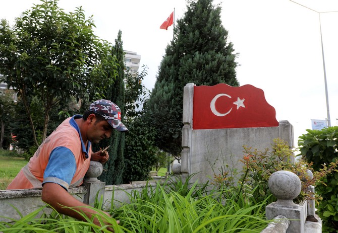 rize-belediyesinde-gorevli-cevre-temizlik-iscisi-yasin-ismailoglu,-dort-yildir-her-persembe-gunu-gonullu-olarak-sehir-merkezindeki-sehit-mezarlarini-temizliyor-(5).jpg