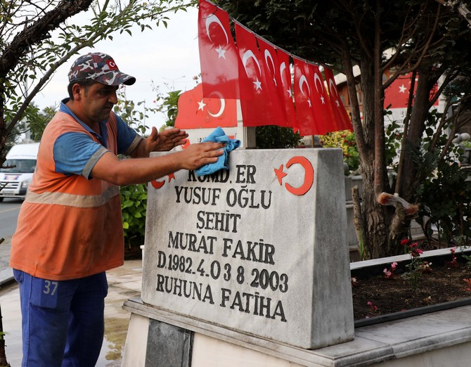 rize-belediyesinde-gorevli-cevre-temizlik-iscisi-yasin-ismailoglu,-dort-yildir-her-persembe-gunu-gonullu-olarak-sehir-merkezindeki-sehit-mezarlarini-temizliyor-(6).jpg