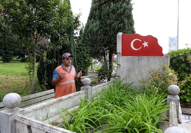 rize-belediyesinde-gorevli-cevre-temizlik-iscisi-yasin-ismailoglu,-dort-yildir-her-persembe-gunu-gonullu-olarak-sehir-merkezindeki-sehit-mezarlarini-temizliyor-(7).jpg