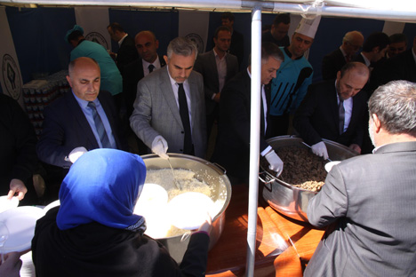 rize-belediyesinden-kutlu-dogum-yemegi-1.jpg