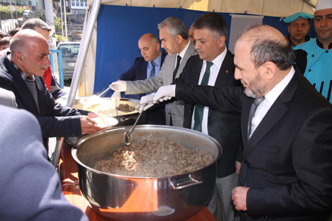 rize-belediyesinden-kutlu-dogum-yemegi-3.jpg